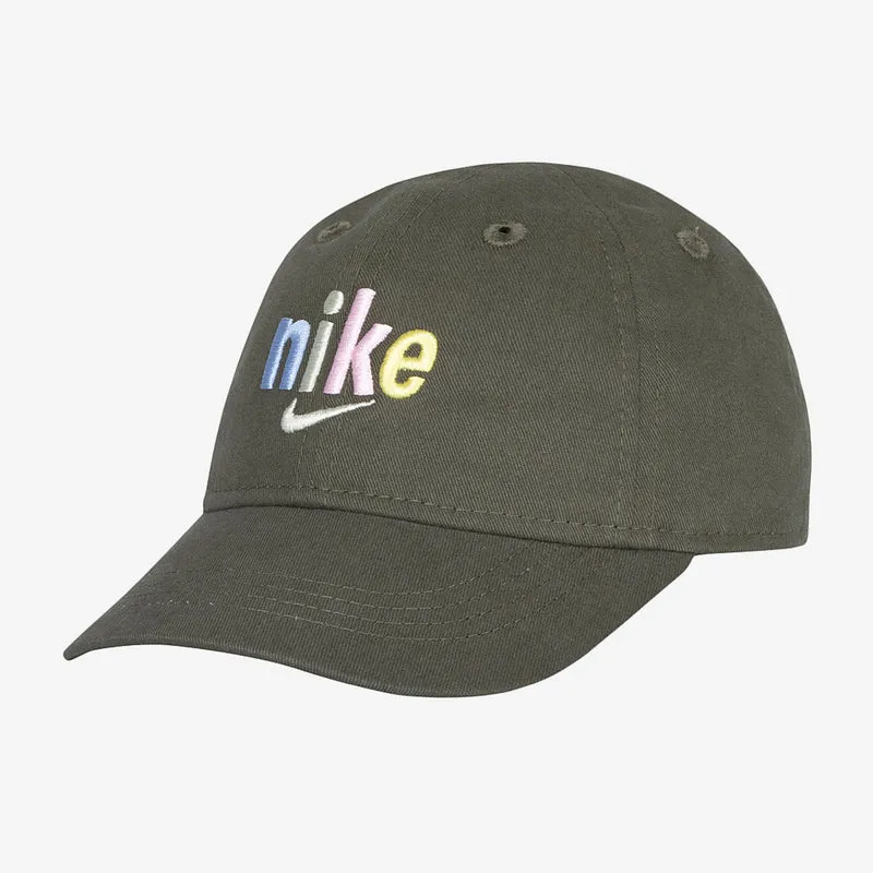 Nike Sportswear Kleinkind Multi Logo Curvebrim Kappe(12-24 Monate)