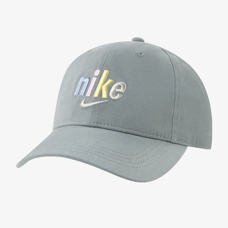 Nike Sportswear Jüngere Kinder Multi Logo Curvebrim Kappe(2-7 Jahre)